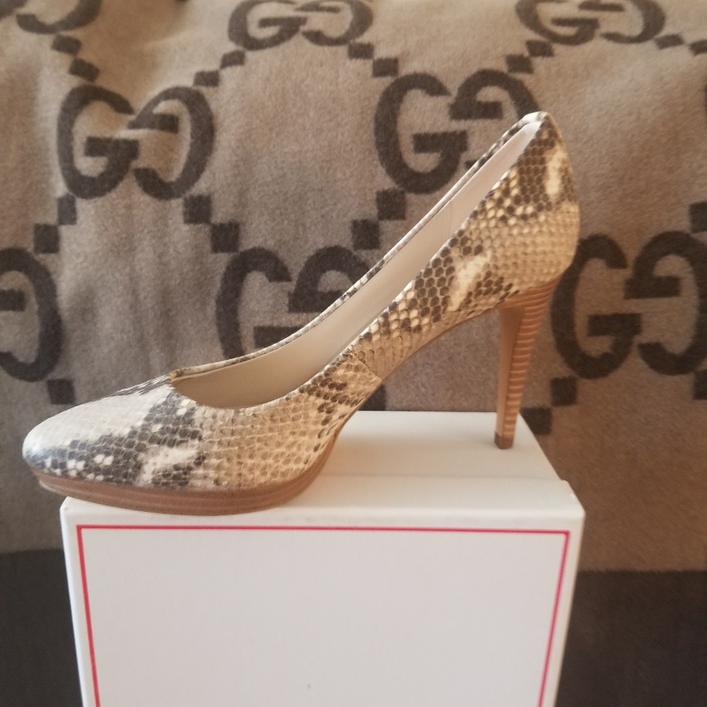 Coach Pumps - Picture 2 of 4